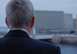 Imagen de Sainz Alfaro, asomado a un balcón del María Cristina, en el corto 'El maestro'.