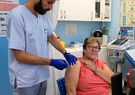 Una mujer espera a que le inyecten el suero.