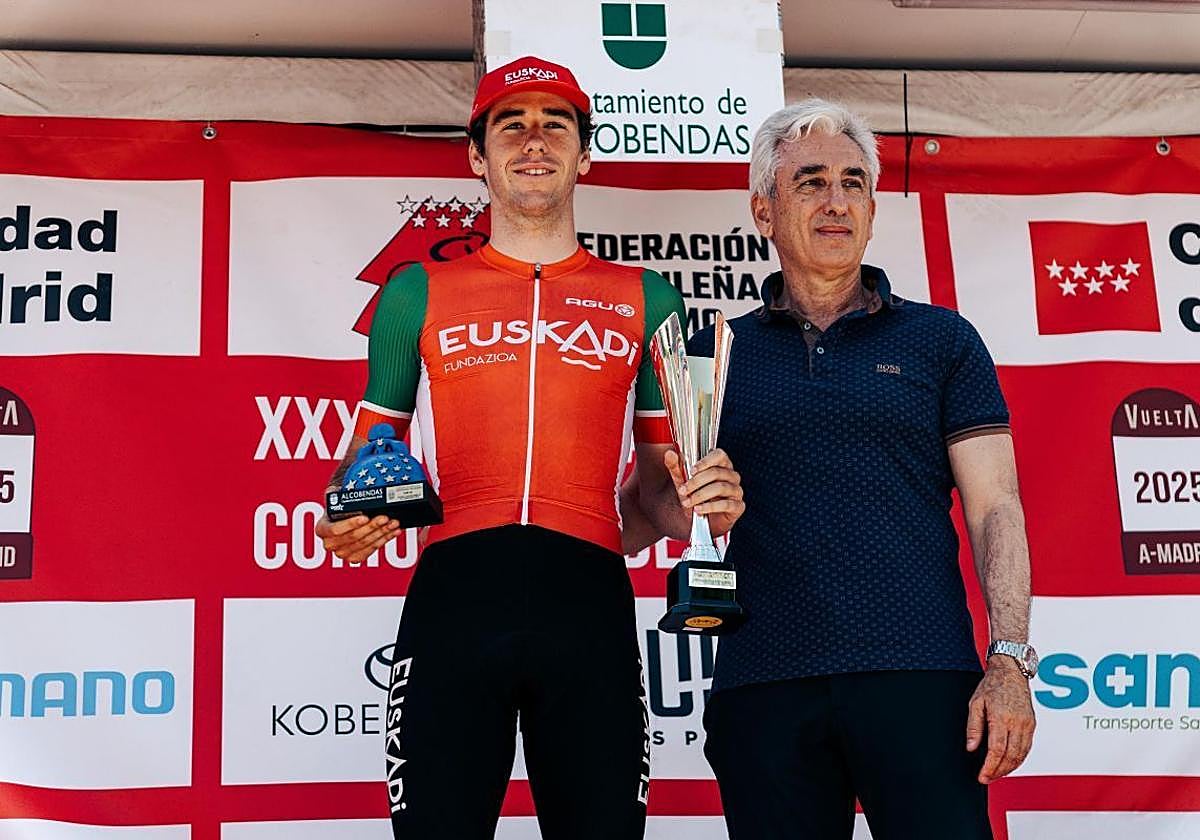 Yago Agirre en el podio tras ganar la crono en la Vuelta a Madrid.
