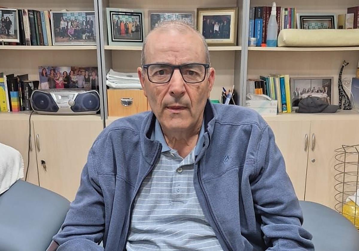 Antonio Dos Santos, enfermo con ELA de 69 años, durante una sesión de fisioterapia.