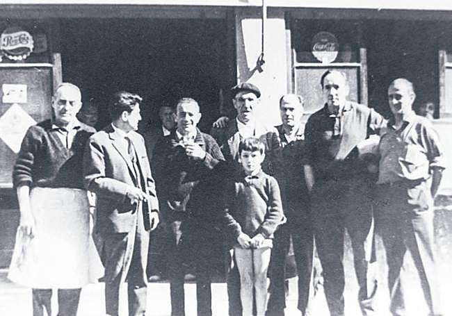 Una de las imágenes más antiguas que se conservan del Bar Bergara.