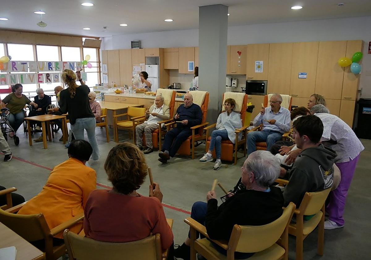 Musika Eskolako irakasleekin batera egindako musika tailerrarekin ospatu dute Branka Eguneko Zentroaren 21. Urteurrena.