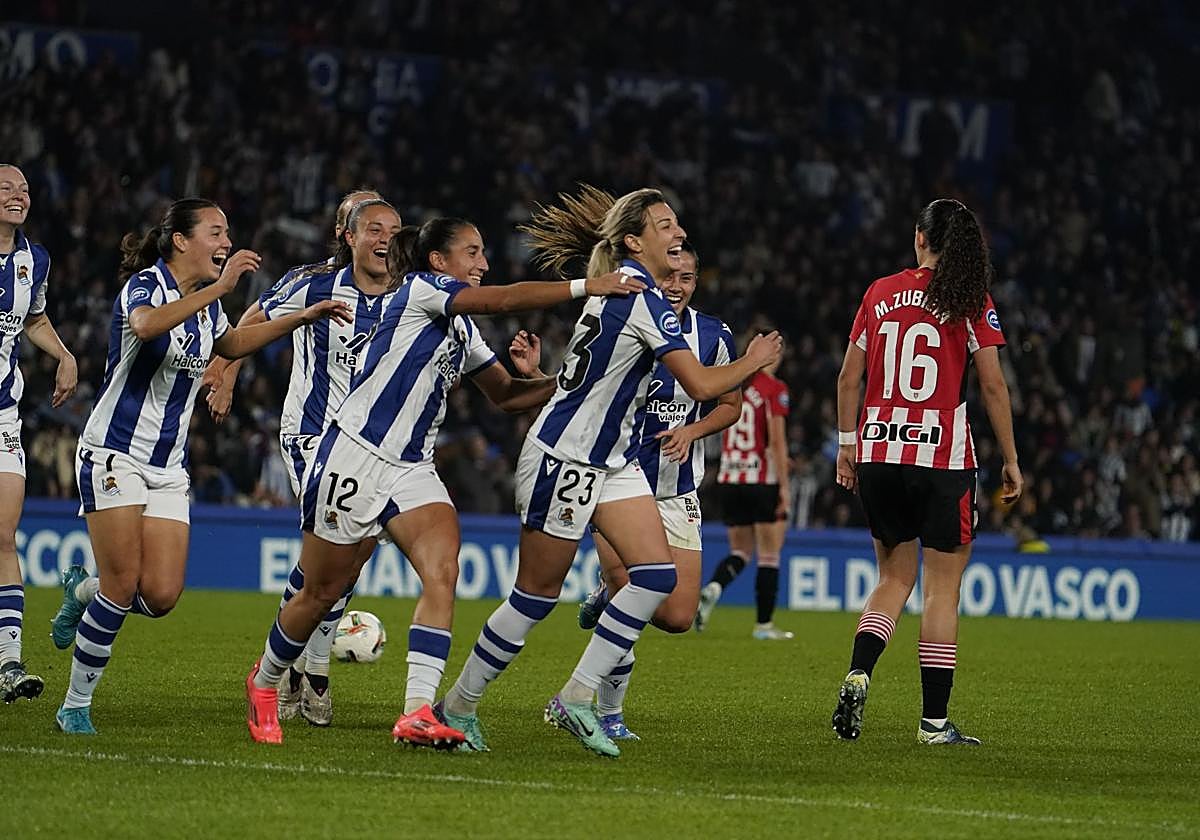 Claire Lavogez celebra su gol ante el Athletic en Anoeta la pasada temporada.