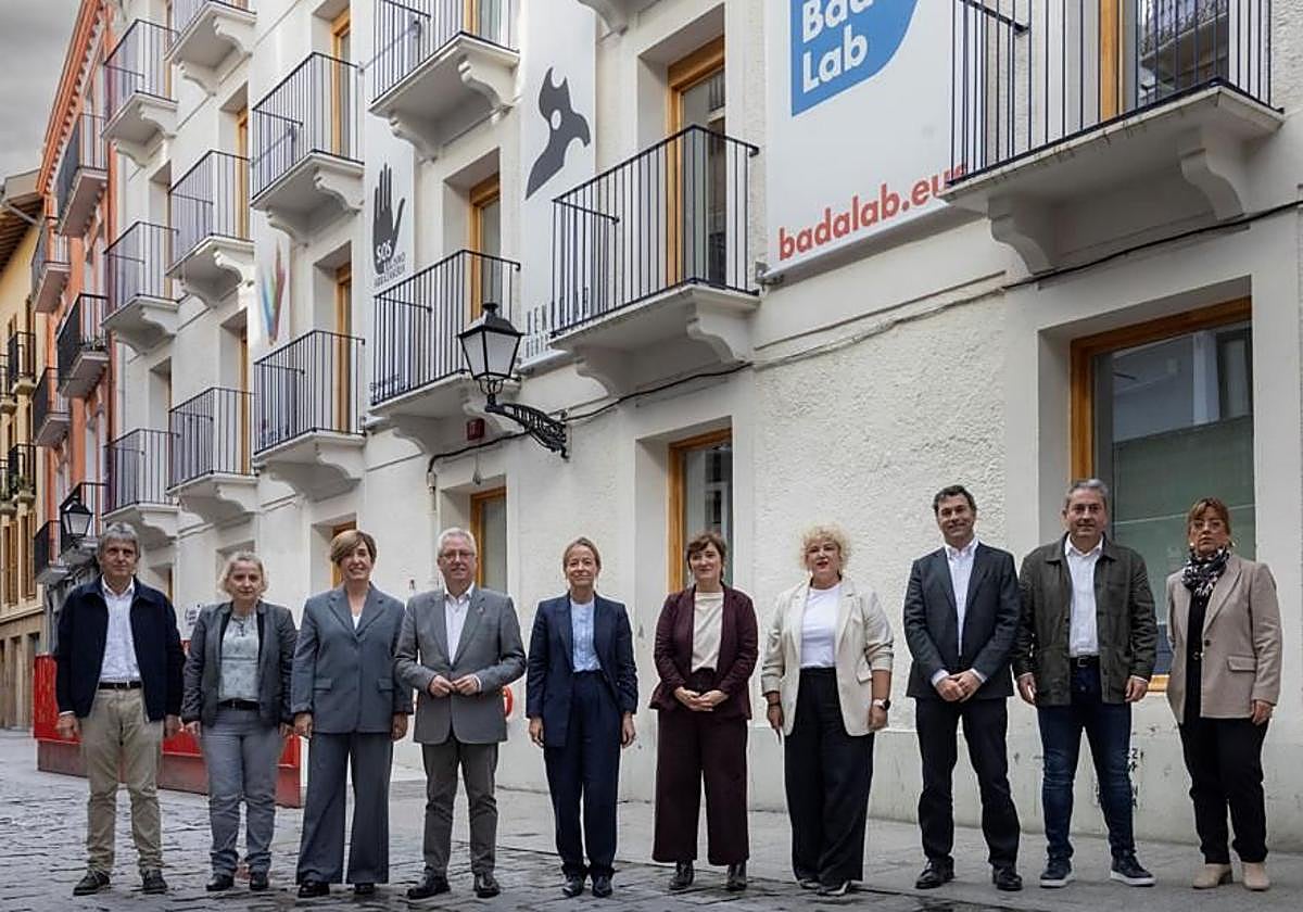 Los diputados junto a la alcaldesa de Errenteria frente al edificio Joxepa Antoni Anitzenea
