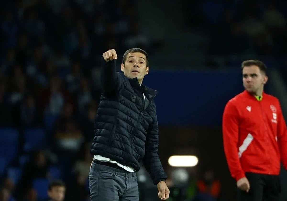 Mikel Labaka da indicaciones en la banda de Anoeta.