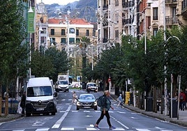 La ciudad ya se está preparando para la llegada de la Navidad. Aunque aún restan dos meses para celebrar las fiestas, la iluminación y adornos navideños ya se están instalando en calles, plazas y edificios donostiarras. Todo debe estar previsto para el viernes 28 de noviembre, día en el que la ciudad se ilumina y se inaugura la campaña de Navidad.