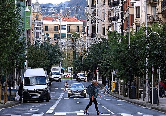La ciudad ya se está preparando para la llegada de la Navidad. Aunque aún restan dos meses para celebrar las fiestas, la iluminación y adornos navideños ya se están instalando en calles, plazas y edificios donostiarras. Todo debe estar previsto para el viernes 28 de noviembre, día en el que la ciudad se ilumina y se inaugura la campaña de Navidad.