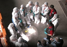 Un grupo de estudiantes vascos participan junto a la Ertzaintza en la redreación de un atraco en el Museo marítimo de Bilbao.