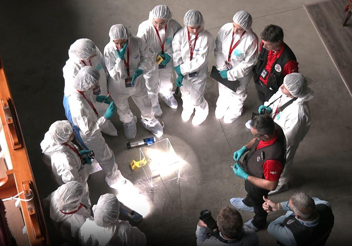 Un grupo de estudiantes vascos participan junto a la Ertzaintza en la redreación de un atraco en el Museo marítimo de Bilbao.