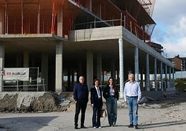 Representantes del Ayuntamiento y de Construcciones Sukia Eraikuntzak, S.L.