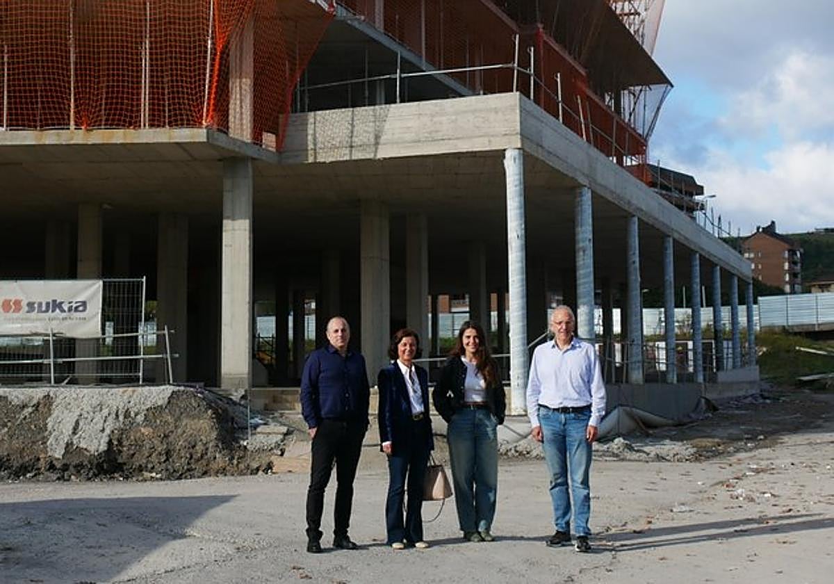 Representantes del Ayuntamiento y de Construcciones Sukia Eraikuntzak, S.L.