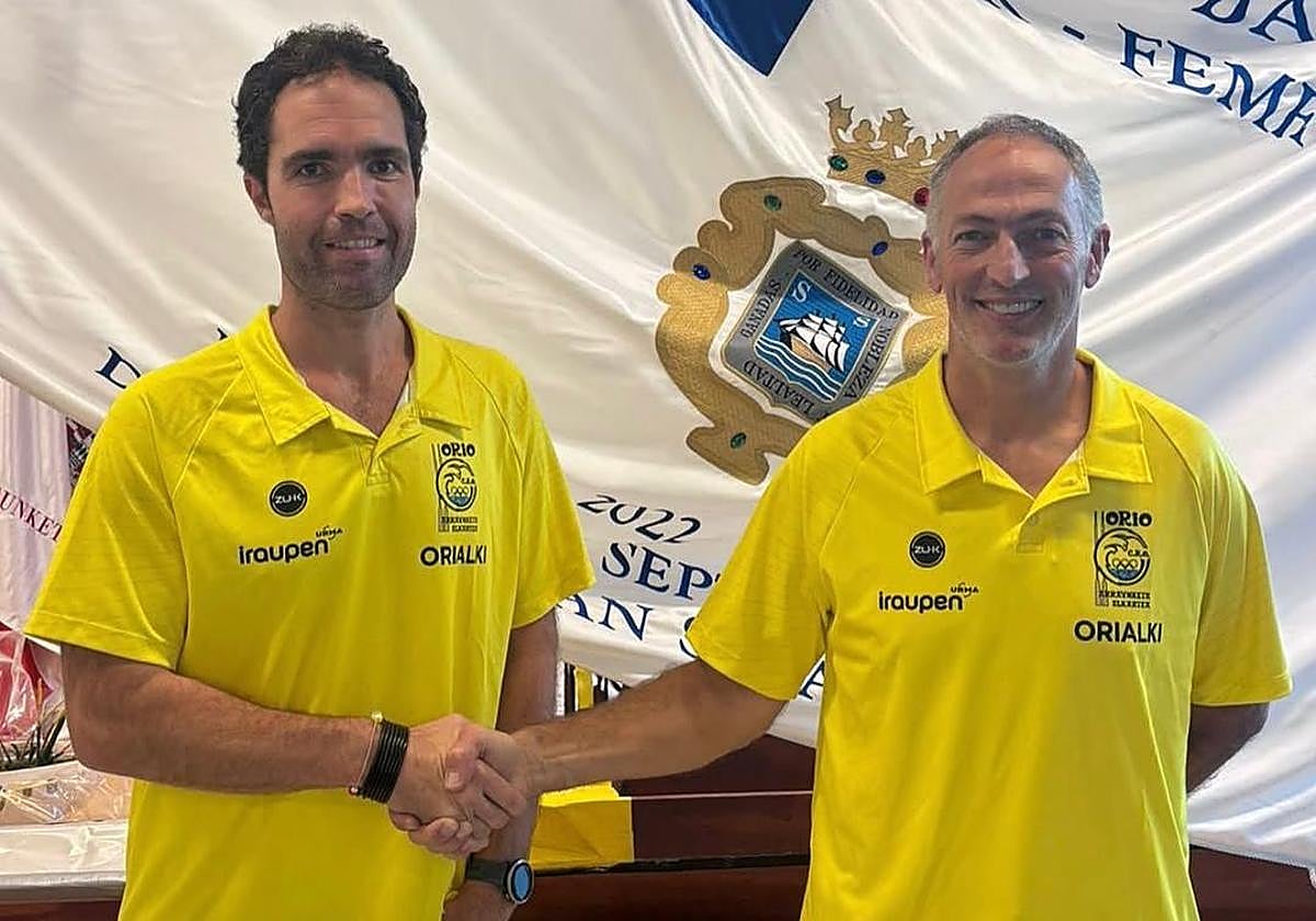 Iñigo Mujika (izquierda) y Xanti Zabaleta completan el equipo técnico de la trainera femenina de Orio.