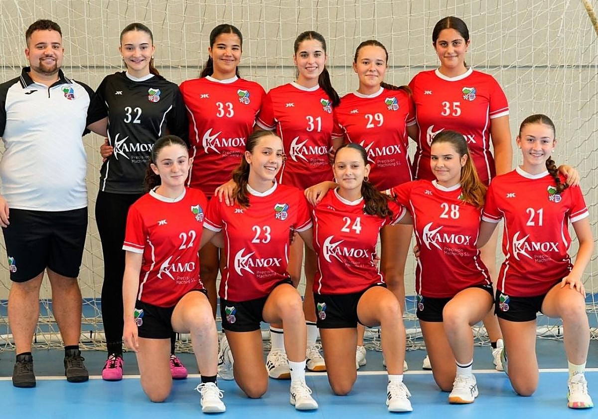 Integrantes del equipo cadete femenino del Urnieta Lanchas Bus antes de su partido.