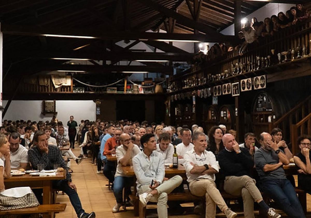Multitudinaria cena de arranque de temporada para el Super Amara BAT en la sidrería Ola con 249 personas que aplaudieron la entrega de la insignia de oro a José Ignacio Sodupe.