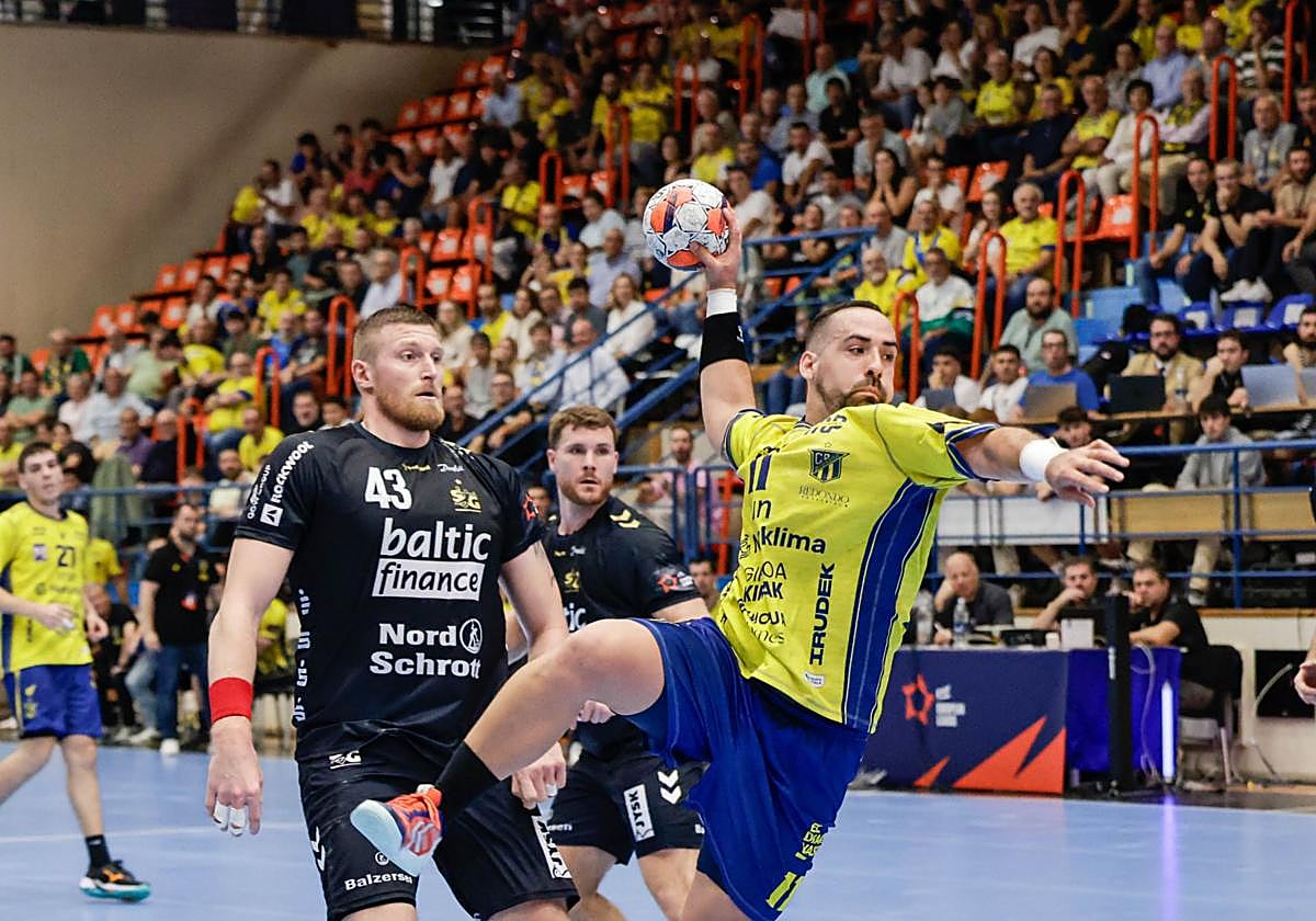 Esteban Salinas lanza tras superar a Blagotinsek, que mide 2,03.