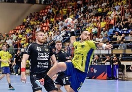 Esteban Salinas lanza tras superar a Blagotinsek, que mide 2,03.