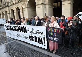 Concentración por los derechos lingüísticos de los euskaldunes bajo la Diputación.