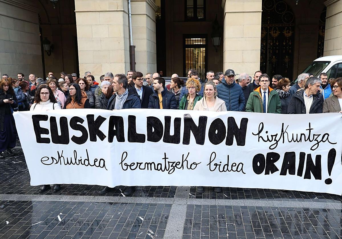 Concentración en la Diputación en defensa de los derechos lingüísticos.