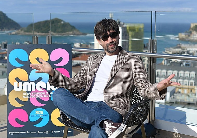 Luis Piedrahita, en la terraza del hotel Catalonia, con Donostia al fondo.