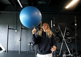 Robinson juega con una pelota de pilates en el centro Ammma, a donde acude el IDK para poner a puntosu condición física.