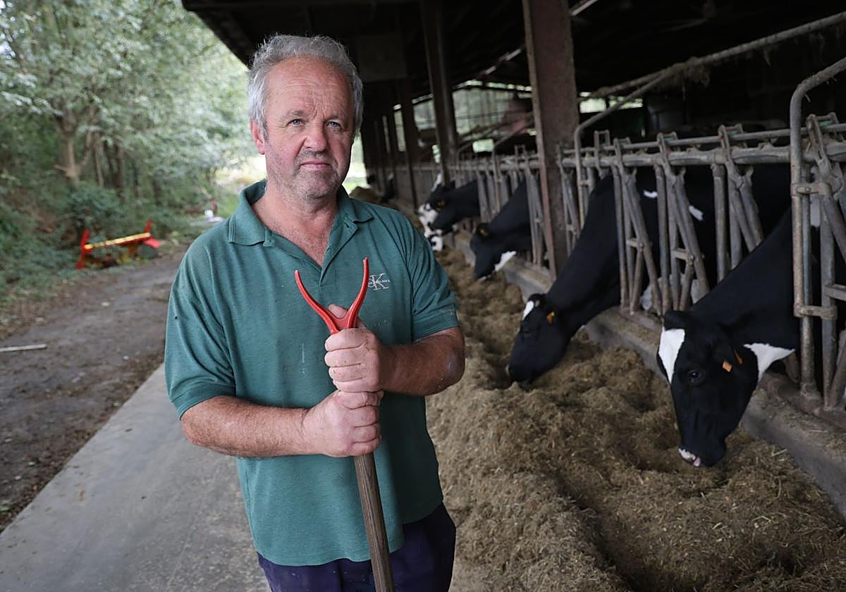 Iñaki Goenaga, presidente de ENBA, posa frente a su explotación ganadera con 140 vacas ubicada en Urnieta.