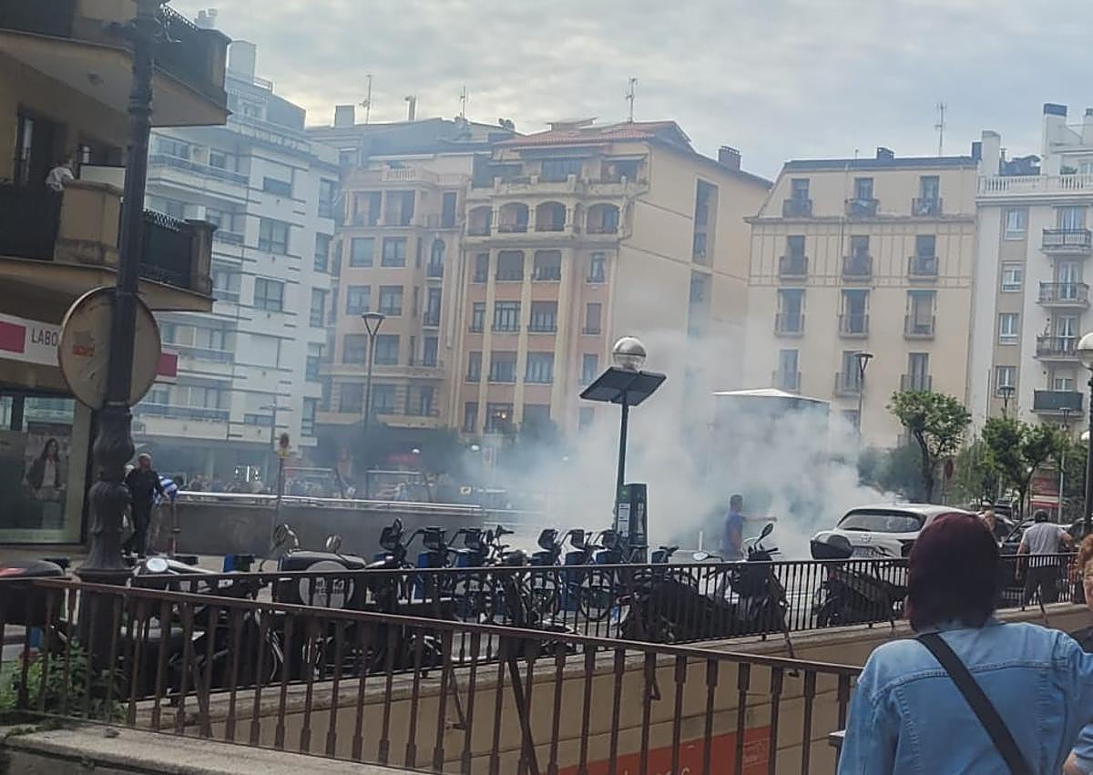 Imagen secundaria 1 - Susto en Gros tras el incendio de un coche en la calle Bermingham