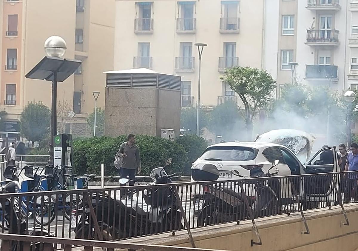 Imagen principal - Susto en Gros tras el incendio de un coche en la calle Bermingham