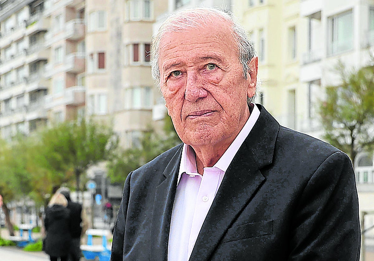 José Enrique de Ayala, en el Paseo de la Concha donostiarra.