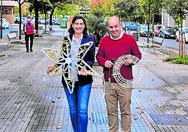 Los delegados Nuria Alzaga y Gorka Álvarez, este miércoles en la calle Lezo.
