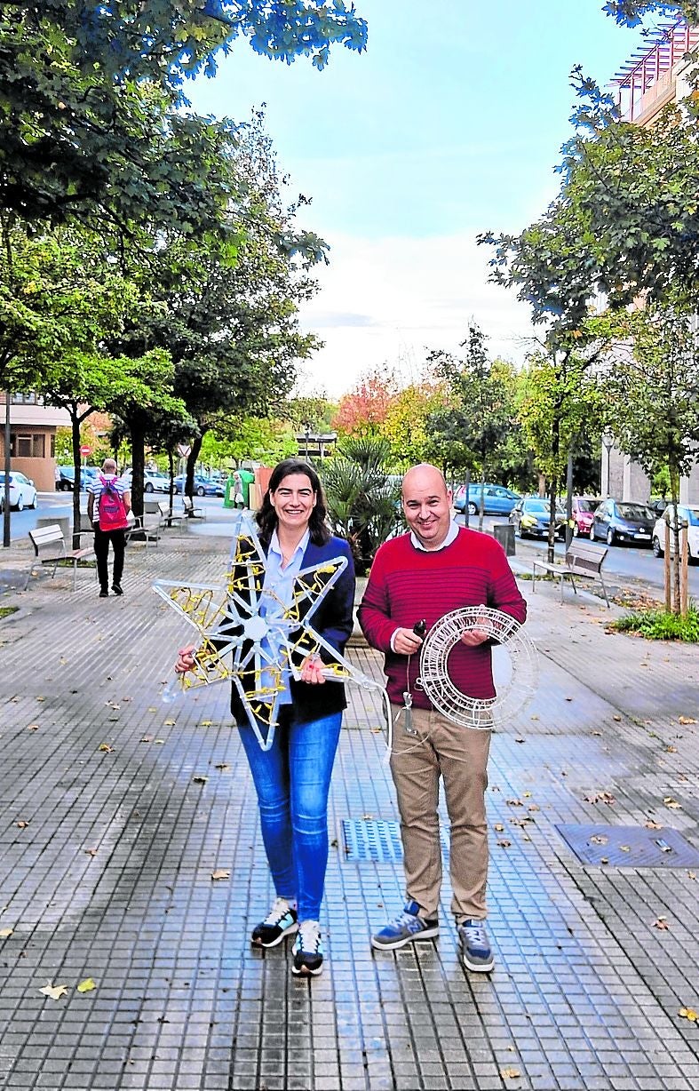 Los delegados Nuria Alzaga y Gorka Álvarez, este miércoles en la calle Lezo.