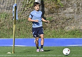Take Kubo se dispone a controlar un balón durante una sesión de entrenamiento