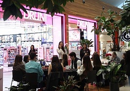 Parte de estos talleres se desarrollaron en el exterior de Druni, en los amplios pasillos de Garbera, bajo la mirada de quienes acudían también a hacer sus compras.