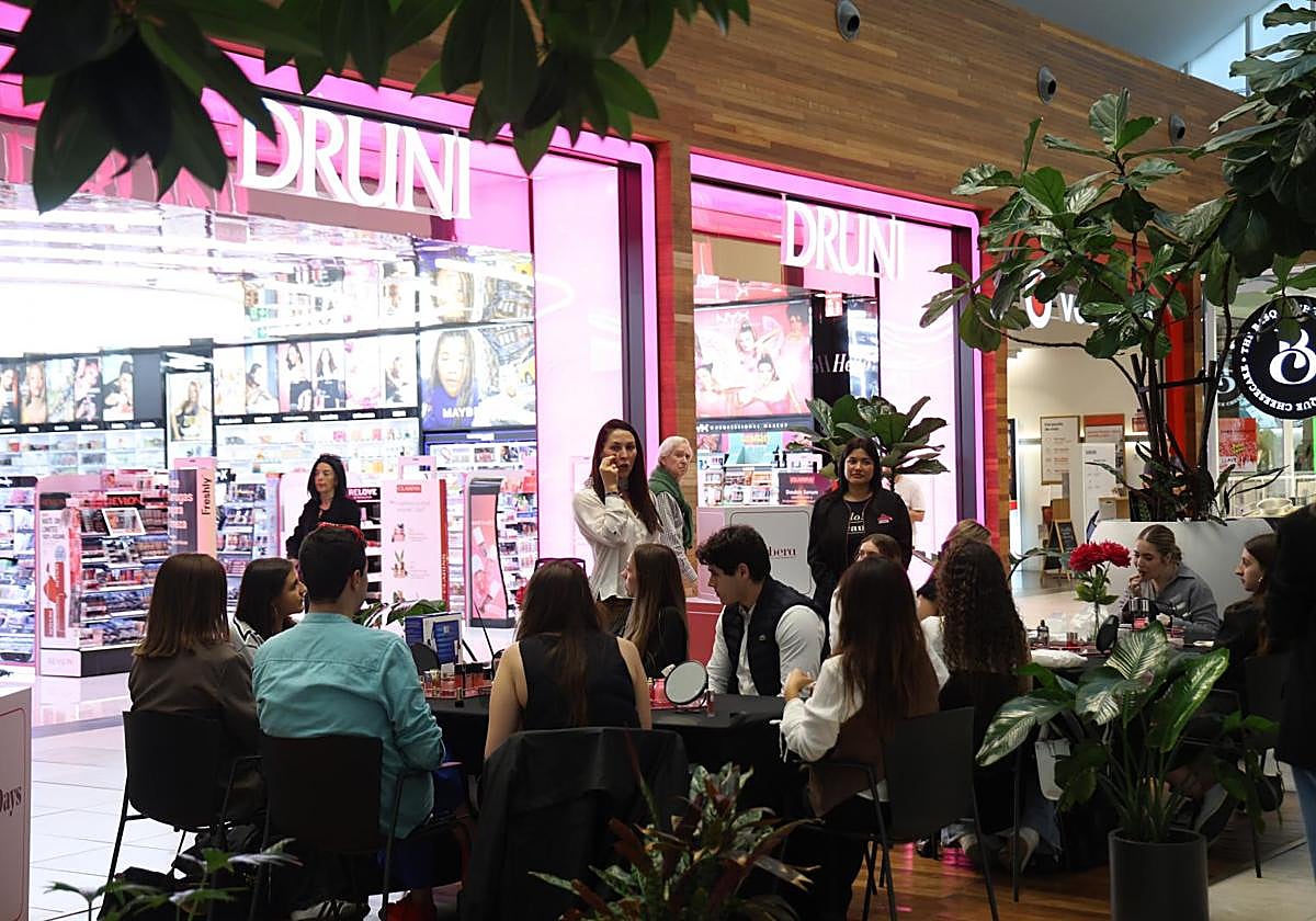 Parte de estos talleres se desarrollaron en el exterior de Druni, en los amplios pasillos de Garbera, bajo la mirada de quienes acudían también a hacer sus compras.