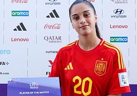 Chacón posa con el galardón de mejor jugadora del partido ante Corea del Sur de este miércoles.