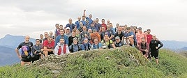 Los más de 50 participantes se fotografiaron en lo alto de Urko.