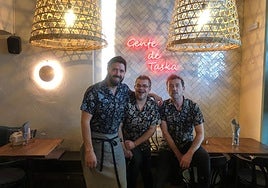 Xabier Arellano, Ismael Uson e Iñaki Azurmendi, capitanes de La Bankada pamplonica, en el comedor.