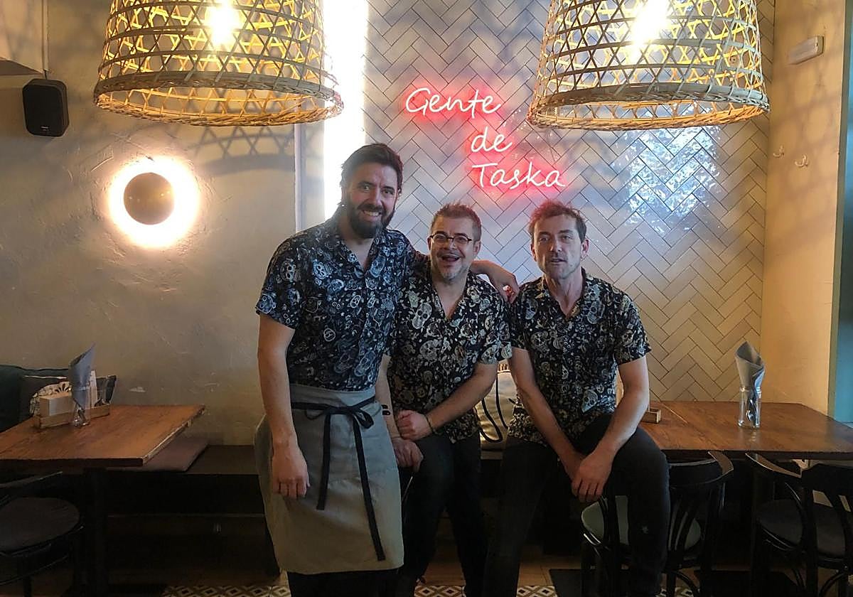 Xabier Arellano, Ismael Uson e Iñaki Azurmendi, capitanes de La Bankada pamplonica, en el comedor.