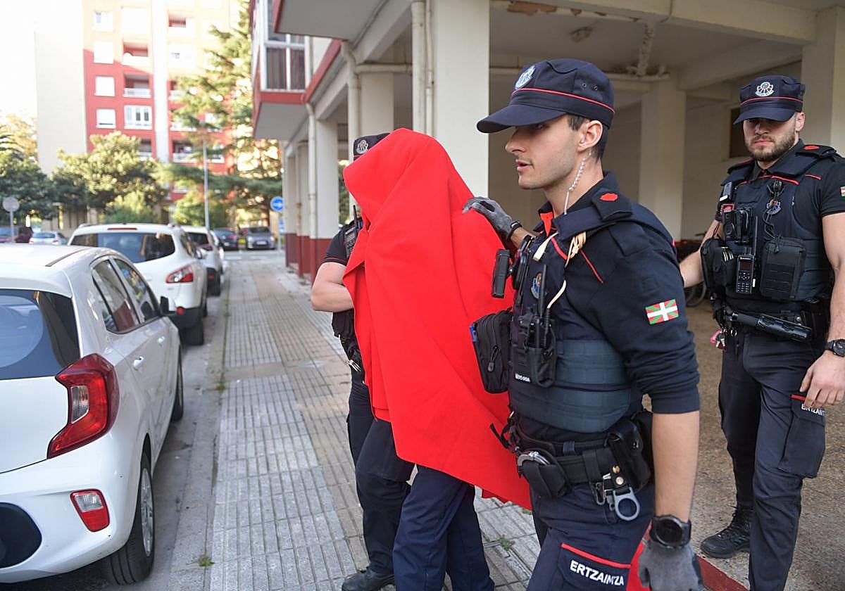 La Ertzaintza lleva al detenido en Zarautz la pasada semana por asesinar a una mujer.