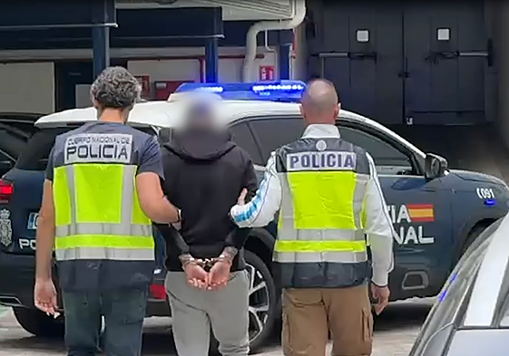 La Policía Nacional con el integrante de Herri Norte detenido en Bilbao.
