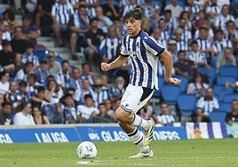 Jon Martín conduce un balón durante el choque ante el Espanyol