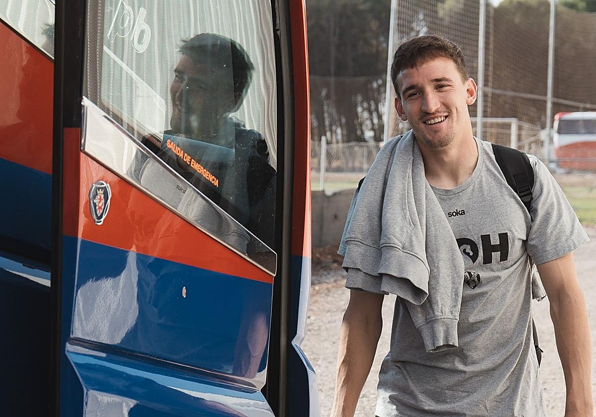 El oiartzuarra Iker Kortajarena, en el viaje del Huesca a Donostia.