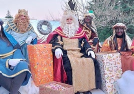 Los Magos de Oriente y algunos pajes sobre la carroza en la Cabalgata de Hernani que tuvo lugar en enero de 2023.