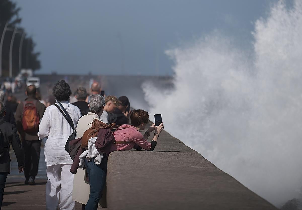 A la espera de la borrasca 'Benjamín', que dejará vientos muy fuertes, olas de más de cinco metros y frío
