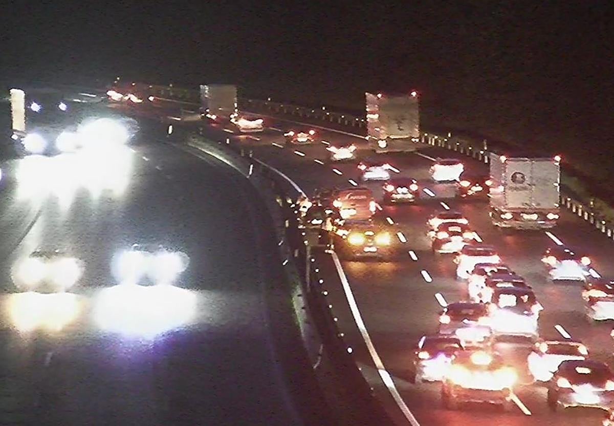 Mañana complicada en las carreteras con varios accidentes, entre ellos el de una moto con un herido