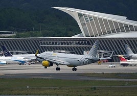 Un avión de Vueling en el aeropuerto de Bilbao.