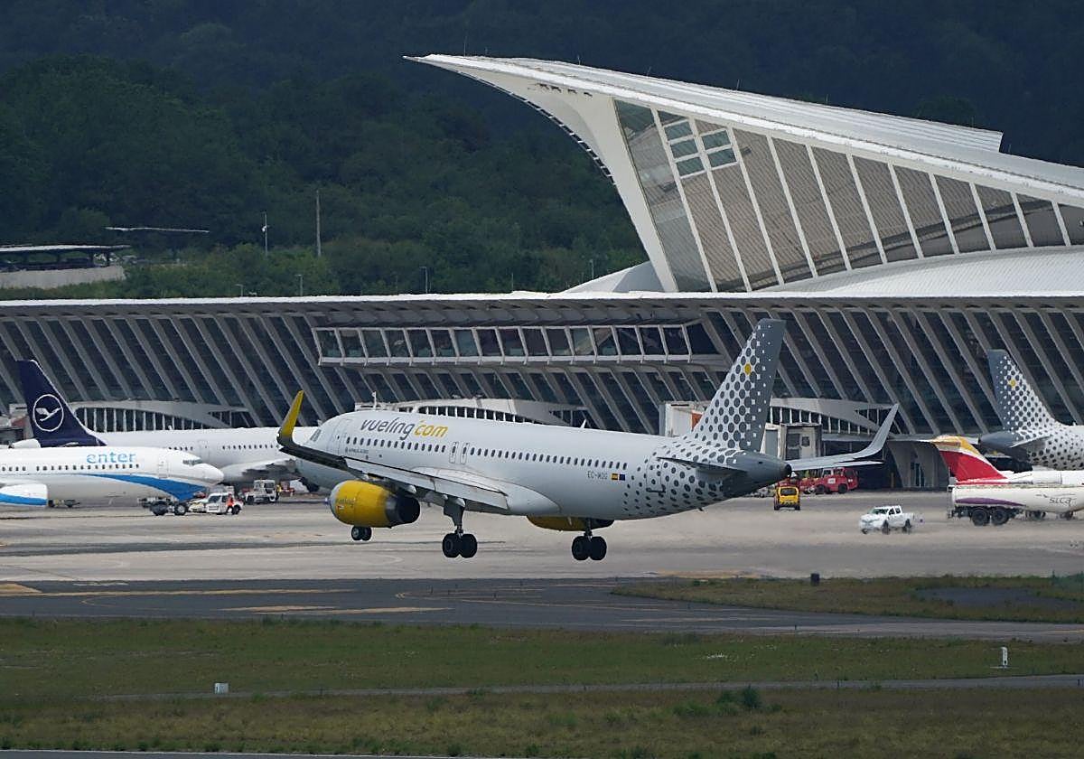 Un avión de Vueling en el aeropuerto de Bilbao.