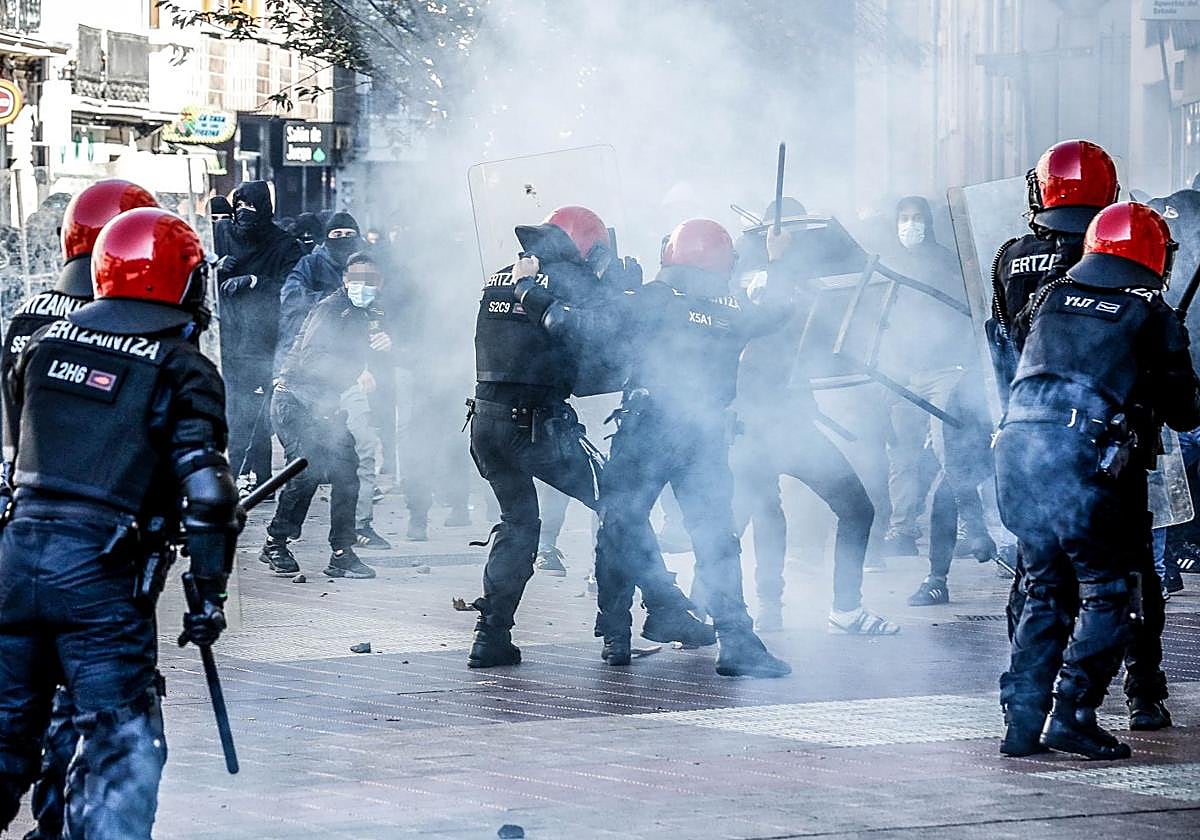 La Ertzaintza actúa contra una protesta por una concentración de la extrema derecha en Vitoria.