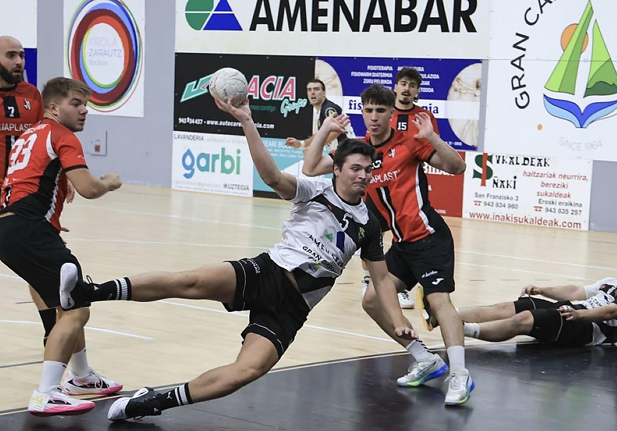 Oihan Etxeberria en un lanzamiento a puerta ante el Ereintza Aguaplast. El sábado marcó siete tantos.