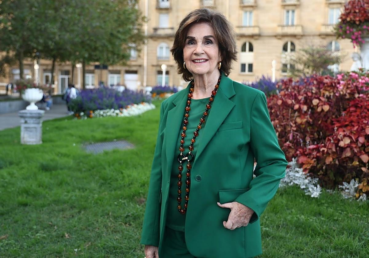 Isabel, recién llega de Madrid, posa en los jardines de la calle Camino, tan cerca del río.