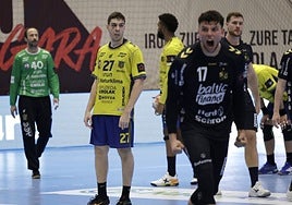 Marko Grgic, máximo goleador de la última Bundesliga, celebra la remontada mientras se lamentan los jugadores del Bidasoa.